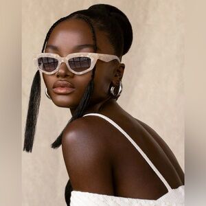 NWOT Dezi On Read Sunglasses